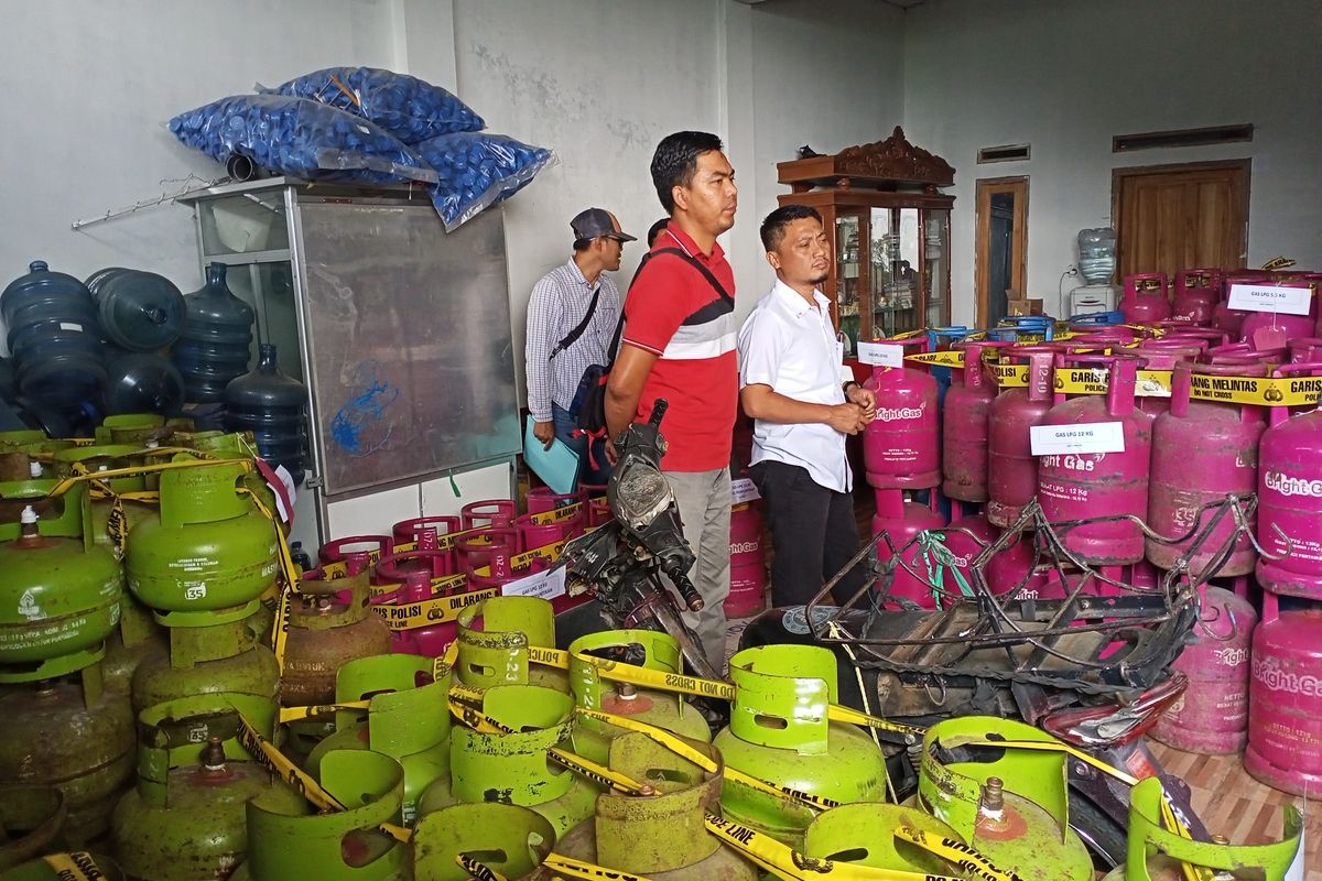 Gas LPG hasil suntikan atau oplosan berhasil diungkap oleh jajaran Satreskrim Polresta Bandung di Kecamatan Cilengkrang. Dalam pengungkapan kasus tersebut, polisi berhasil mengamankan dua tersangka serta ratusan tabung gas siap edar.