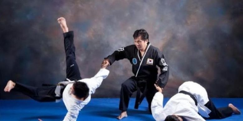 Salah satu gerakan dalam hapkido. Hapkido adalah olahraga bela diri asal Korea Selatan.