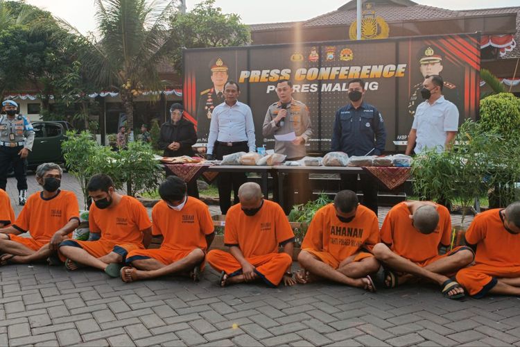 Konferensi Pers Kapolres Malang, AKBP Ferli Hidayat tentang pengungkapan kasus narkoba di Kabupaten Malang dalam operasi Tumpas Semeru 2022.