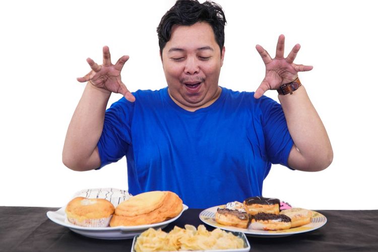Kebiasaan makan berlebihan dan berkalori tinggi dapat menjadi penyeb obesitas. Apalagi diikuti dengan kebiasaan tidak sehat lain, seperti kurang aktif bergerak atau olahraga dan peminum alkohol. 
