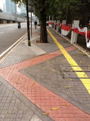 Peremajaan jalur pejalan kaki yang berada di Jalan Sisingamangaraja, Jakarta, menggunakan DekoCrete, inovasi Holcim untuk produk beton yang dapat memberikan keindahan sesuai dengan kebutuhannya pada jalur pejalan kaki.