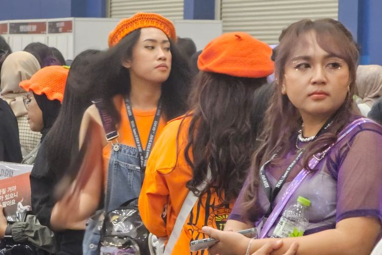 Sejumlah ARMY mengenakan baju oranye saat menonton konser Suga BTS | Agust D Tour in Jakarta yang digelar di ICE BSD, Tangerang, Banten, Sabtu (27/5/2023). Warna oranye dipilih karena Suga BTS sangat menyukai jeruk.