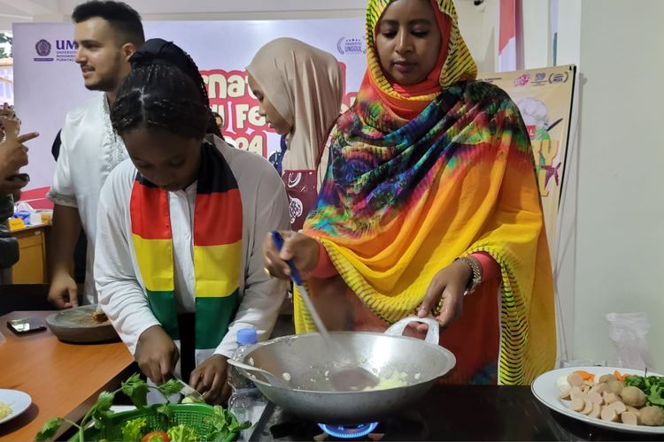 Mahasiswa asing Universitas Muhammadiyah Purwokerto (UMP), Kabupaten Banyumas Jawa Tengah, mengikuti lomba membuat masakan Indonesia untuk berbuka puasa, Jumat (22/3/2024) sore.