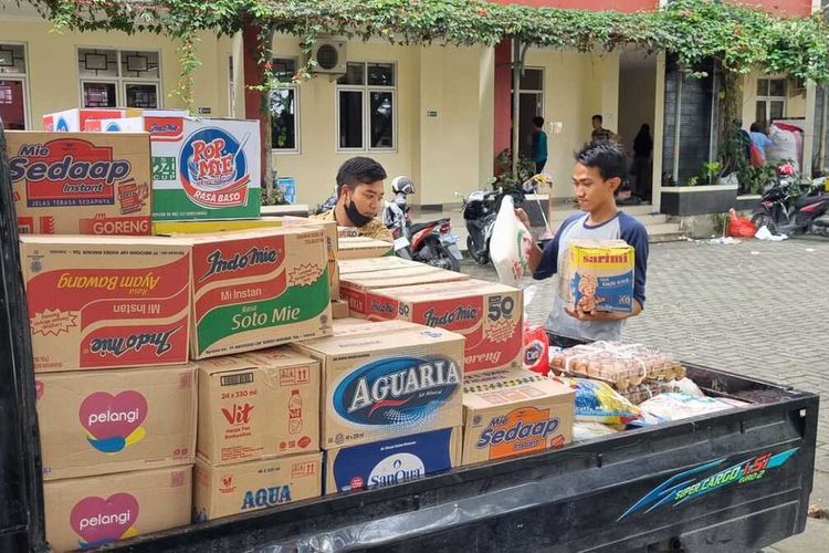 Tim SARDA Jateng dan gabungan relawan dari berbagai elemen menyiapkan pengiriman bantuan logistik untuk warga terdampak banjir di Tembalang, Semarang, S enin (9/1/2023).