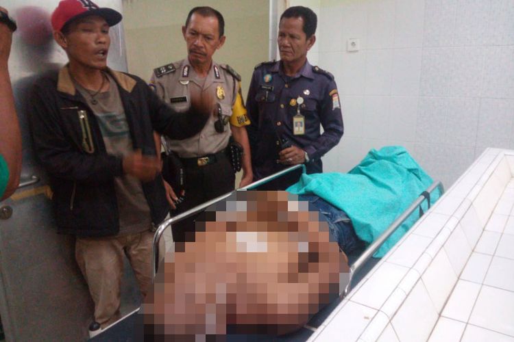 Lekat (35) yang merupakan kernek korban Febri (42)  saat ditemui diruang jenazah RS Bhari Palembang.
