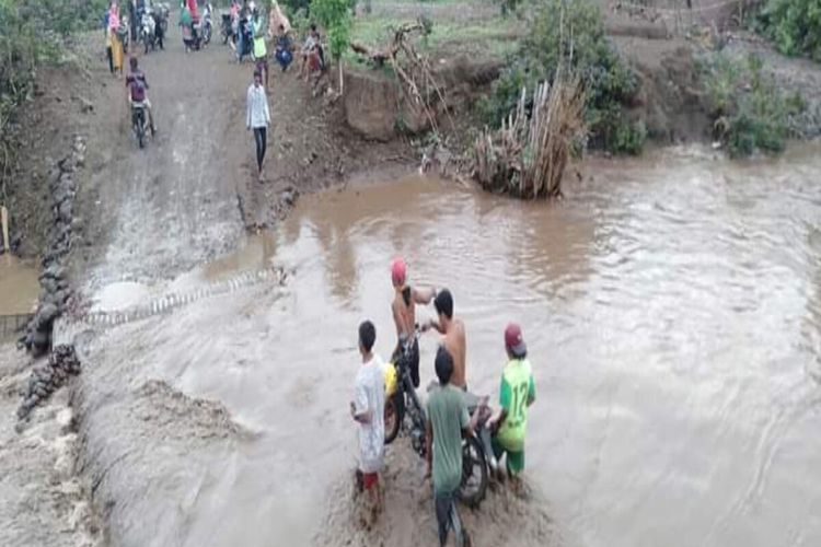 Warga harus bertaruh nyawa menyeberangi derasnya arus sungai lantaran tak adanya jembatan penghubung. Bahkan, para pengendara harus meminta warga sekitar untuk memikul kendaraan sampai keseberang sungai.