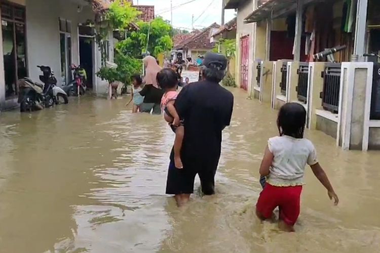 Sejumlah warga bertahan di rumah masing-masing dan belum dapat banyak beraktifitas karena banjir masih merendam rumah dan juga jalan utama akses warga, pada Rabu (6/3/2024) pagi.