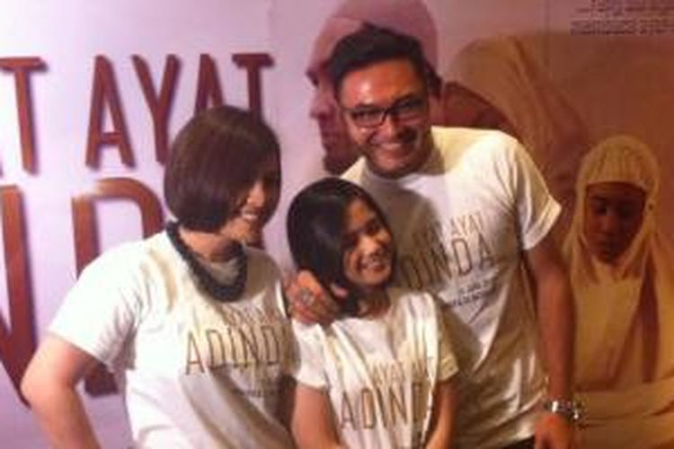 Cynthia Lamusu (kiri), Tissa Biani Azzahra, dan Surya Saputra (kanan) hadir dalam acara penayangan perdana film Ayat-ayat Adinda, di Epicentrum Walk, Kuningan, Jakarta Selatan, Senin (8/6/2015).