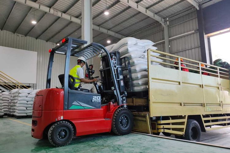 Proses distribusi beras di pabrik penggilingan dan pengolahan beras Modern Rice Milling Plant (MRPP), Kelurahan Karangmalang, Kabupaten Masaran, Jawa Tengah.