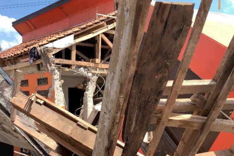 Sejumlah bangunan di Desa Cibeureum, Kecamatan Kertasari, Kabupaten Bandung, Jawa Barat, rusak berat akibat guncangan gempa 4,9, Rabu (18/9/2024)