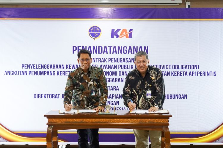 Direktur Utama PT Kereta Api Indonesia (Persero) Didiek Hartantyo dan Dirjen Perkeretaapian Kemenhub M. Risal Wasal Saat Melakukan Prosesi Penandatangan PSO, Jumat (12/30) di Gedung Kementrian Perhubungan Ruang Majapahit.