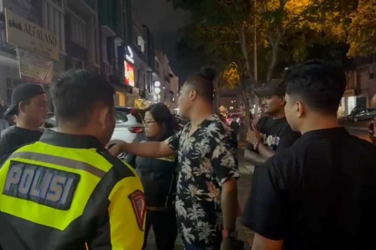 Sekelompok pria yang diduga debt collector terlibat adu mulut dengan polisi di kawasan Ruko Neo Arcade, Pakulonan Barat, Kelapa Dua, Kabupaten Tangerang, Kamis (2/10/2025). Peristiwa ini terjadi saat para debt collector akan menarik paksa mobil.