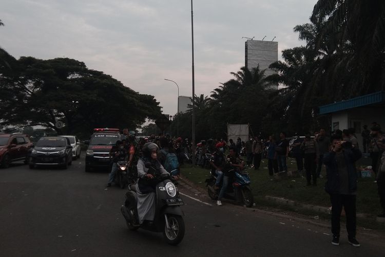 Kapolres Karawang AKBP Aldi Subartono tengah melakukan langkah persuasif buntut bentrok di Jalan Interchange Karawang Barat, Rabu (24/11/2021).