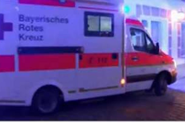 Sebuah ambulan tiba di lokasi ledakan di Kota Ansbach, Minggu malam. 