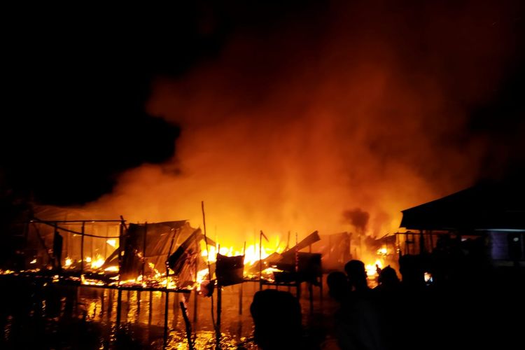 Kebakaran hebat melanda perkampungan padat di wilayah pesisir Desa Liang Bunyu Pulau Sebatik Nunukan Kaltara. Sekitar 11 rumah luluh lantak dilalap si jago merah