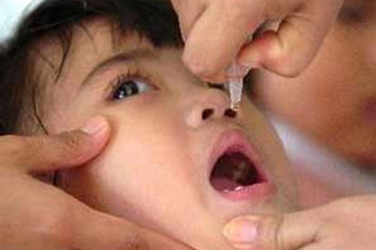 Seorang anak menerima tetesan vaksin polio di Bintaro, Kecamatan Pesanggrahan, Jakarta Selatan, dihadiri Ibu Wakil Presiden, Ny Mufidah Jusuf Kalla, 12 April 2006.