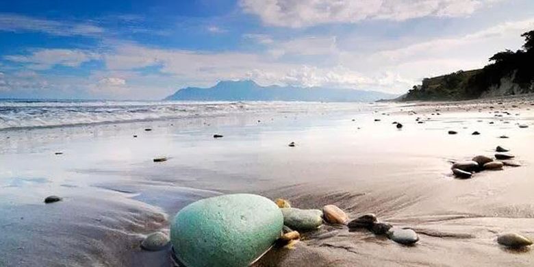 Pantai Batu Biru di Ende, Flores, Nusa Tenggara Timur.