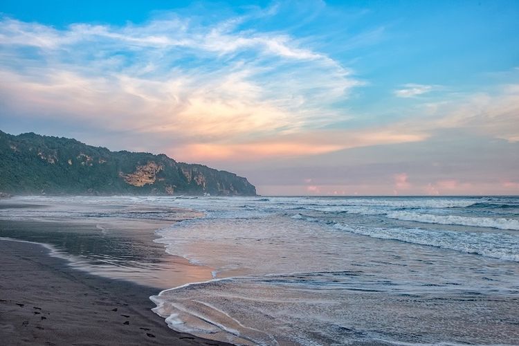 Pantai Parangtritis di Kabupaten Bantul, Yogyakarta. Pantai Parangtritis memiliki pasir berwarna hitam.
