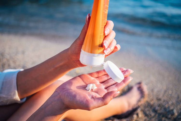 Ilsutrasi penggunaan sunscreen.