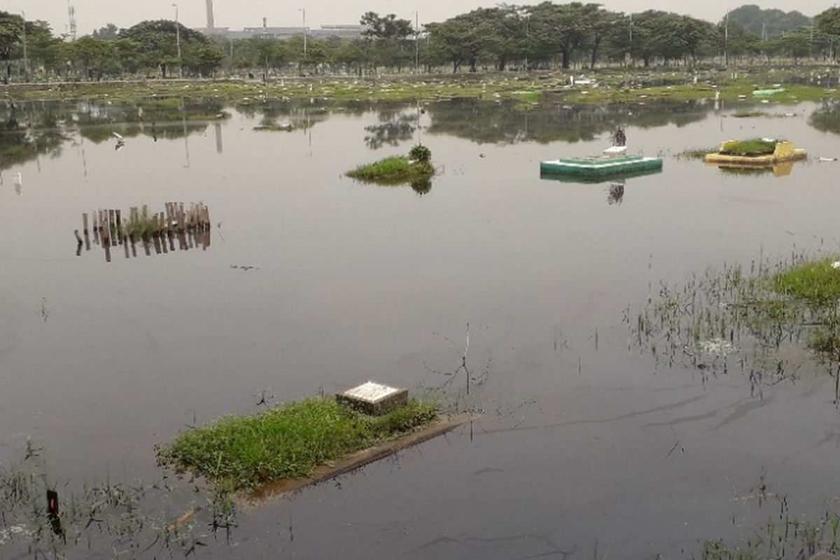 Petak-petak makam di Taman Pemakaman Umum Semper, Jakarta Utara, terendam banjir memasuki musim hujan, Selasa (4/12/2018).