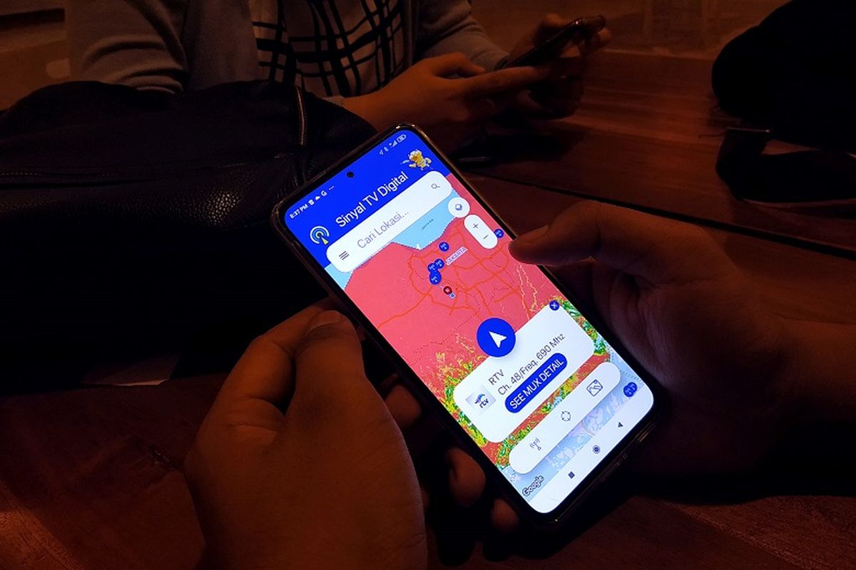 Seorang pria melakukan pengecekan kekuatan sinyal TV Digital melalui aplikasi sinyalTVdigital. Saat membuka aplikasi dapat terlihat sinyal terkuat berasal dari MUX yang mana.