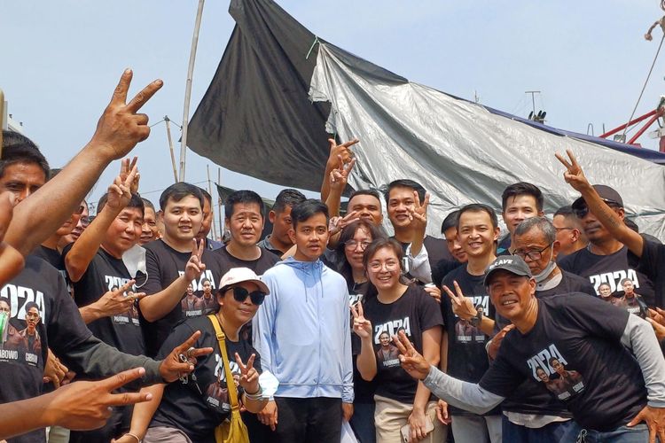 Calon wakil presiden (cawapres) nomor urut 2, Gibran Rakabuming Raka bersama para Relawan Solidaritas Nelayan Indonesia di Muara Baru, Jakarta, Selasa (12/12/2023).