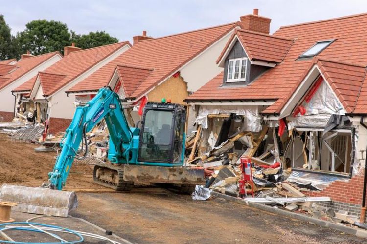 Kondisi deretan rumah yang hancur setelah salah seorang pekerja merusaknya menggunakan traktor penggali.