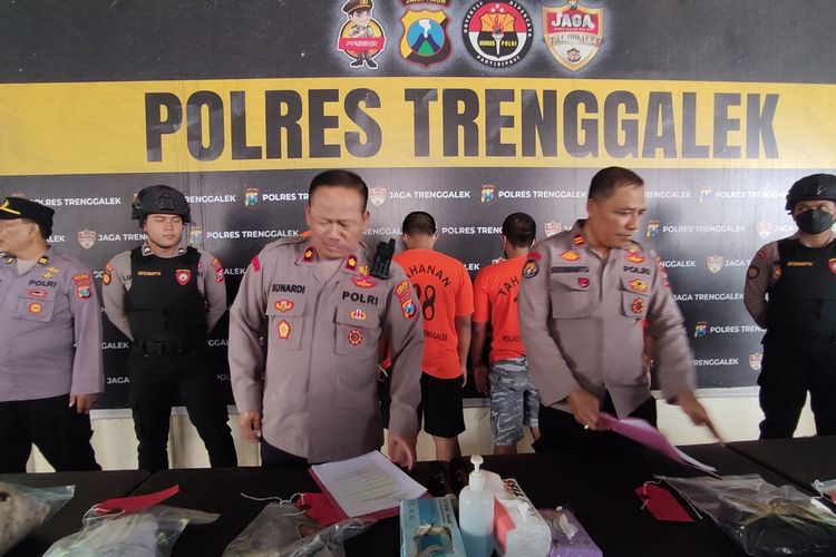 Polisi menyampaikan rilis terkait kasus pengroyokan yang terjadi di Kecamatan Watulimo Trenggalek Jatim, Rabu (01/02/2023)