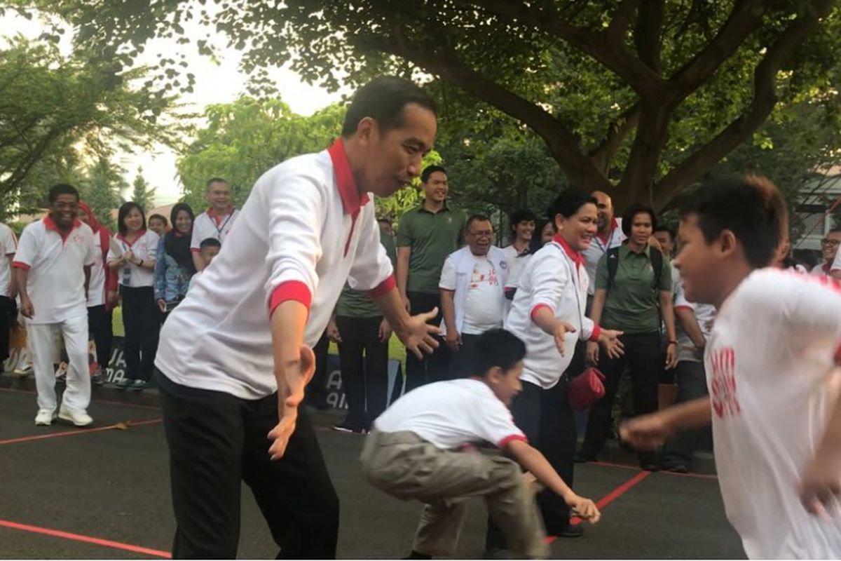 Presiden Joko Widodo dan Ibu Negara Iriana bermain permainan tradisional gobak sodor dengan anak-anak di halaman tengah Istana Presiden, Jakarta, Jumat (4/5/2018). 