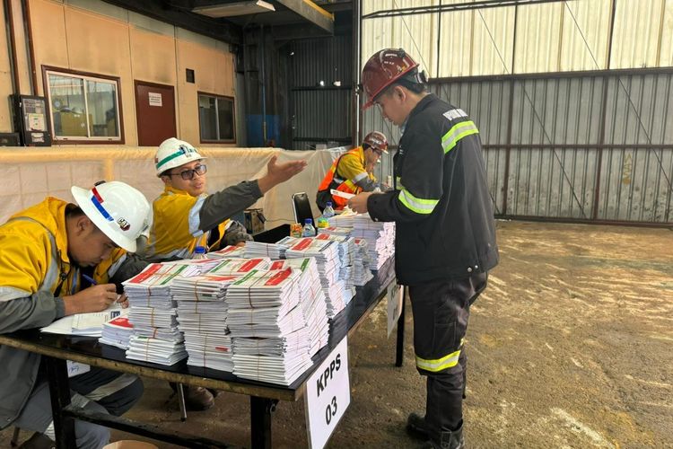 Situasi hari Pemilu 2024 di area operasional PTFI di TPS Nemangkawi dan Gedung Multipurpose, Kuala Kencana, dan TPS Grasberg pada Rabu (14/2/2024). Di Papua, ribuan karyawan memiliki hak pilih dalam Pemilu 2024. Selain KTP Mimika, PTFI juga memfasilitasi karyawan dengan KTP Non-Mimika untuk tetap dapat memilih di area job site.