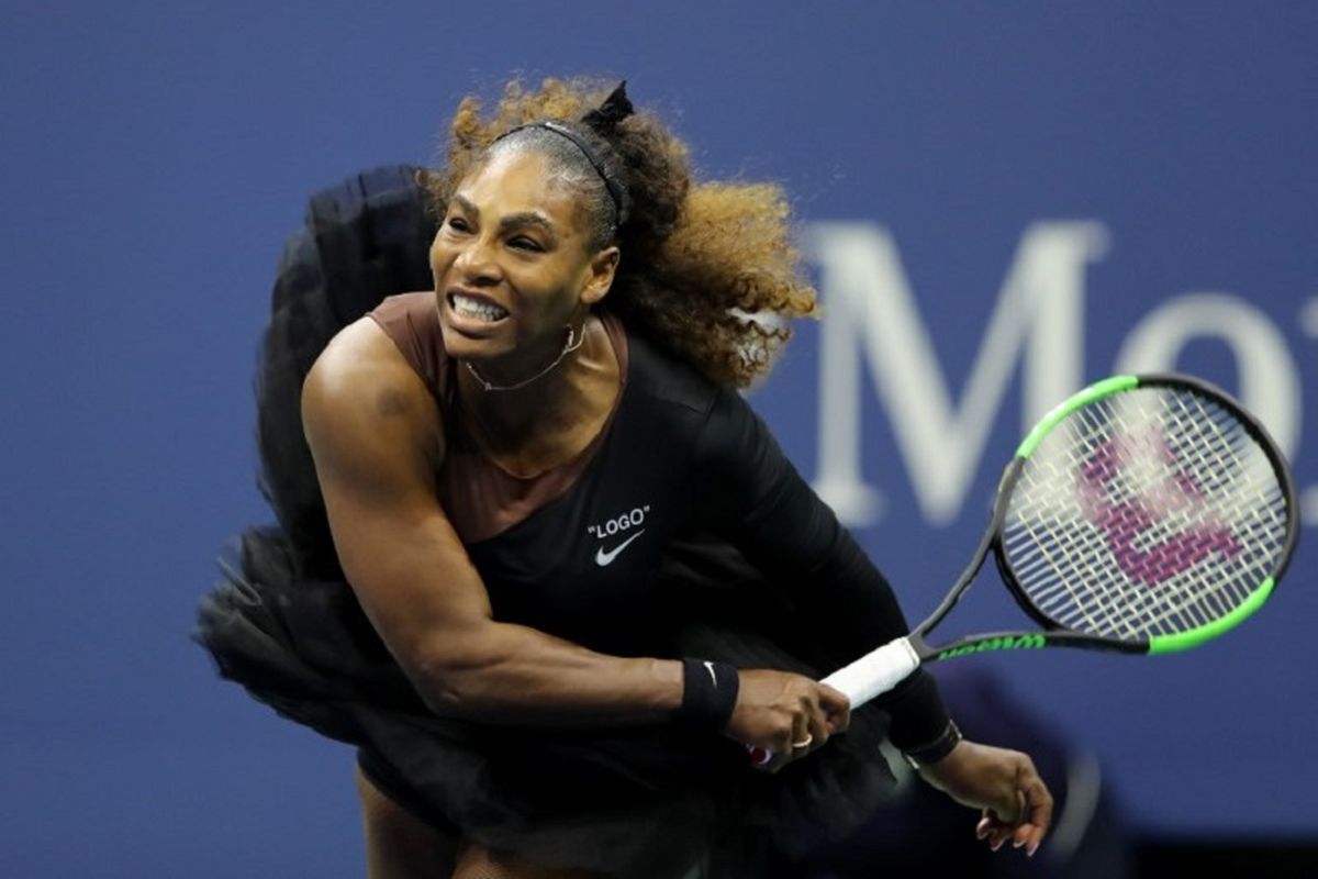 Petenis Amerika Serikat, Serena Williams, berusaha mengembalikan bola saat pertandingan final tunggal putri US Open 2018 melawan Naomi Osaka dari Jepang, Minggu (9/9/2018). 