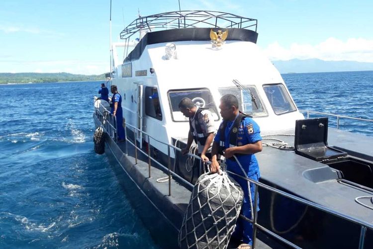 Tim SAR gabungan  mengerahkan dua kapal dan satu unit pesawat milik TNI AL untuk  mencari KM Panji Saputera yang hilang kontak di peraiaran laut Maluku, Minggu (19/1/2020).