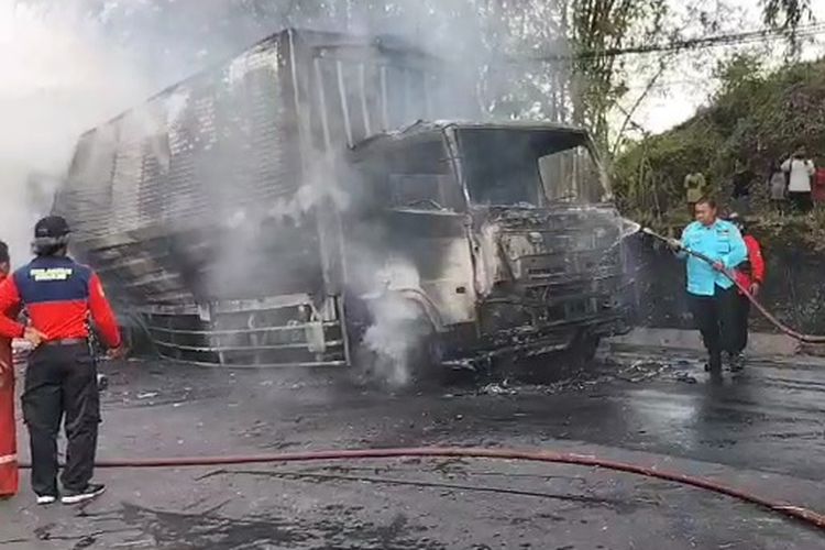 Truk boks pengangkut permen dilaporkan terbakar saat melintas di jalan raya Karangpucung, Kabupaten Cilacap, Jawa Tengah, Selasa (8/8/2023) sore.