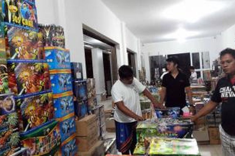 Para pembeli sedang memilih berbagai jenis kembang api yang ditawarkan para penjual kembang api di Manado.