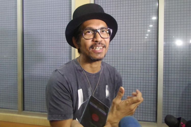 Ridho Slank diabadikan di gedung Kemendikbud, Jakarta Selatan, Senin (5/6/2017) sore.