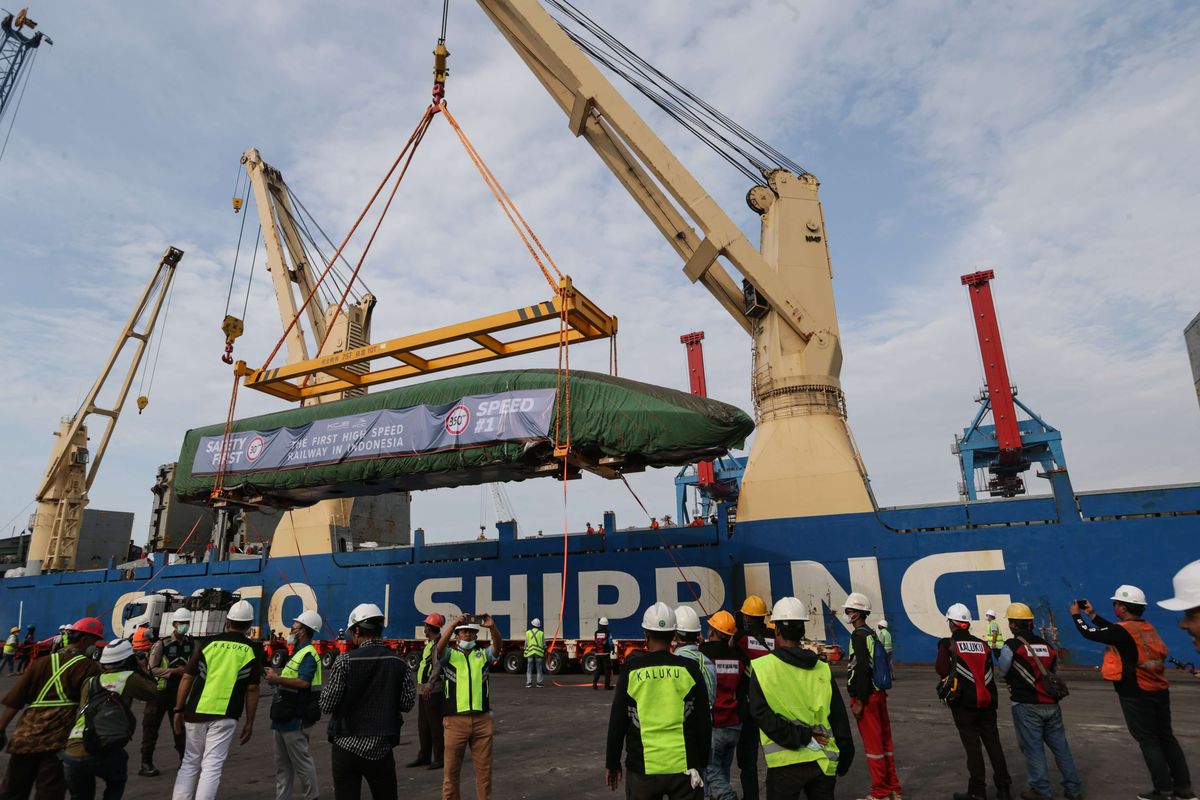 Rangkaian Kereta Cepat Jakarta-Bandung diturunkan dari kapal di Pelabuhan Tanjung Priok, Jakarta, Jumat (2/9/2022). Rangkaian kereta tersebut merupakan pengiriman tahap awal dari pelabuhan Qingdao di Provinsi Shandong, China, pada 21 Agustus 2022 lalu.