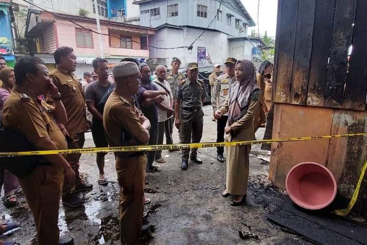 Bupati Nunukan Kaltara, Asmin Laura Hafid, meninjau lokasi kebakaran di Pasar Pagi. Sebanyak 15 bangunan ludes terbakar dalam peristiwa 17 Mei 2023 malam kemarin