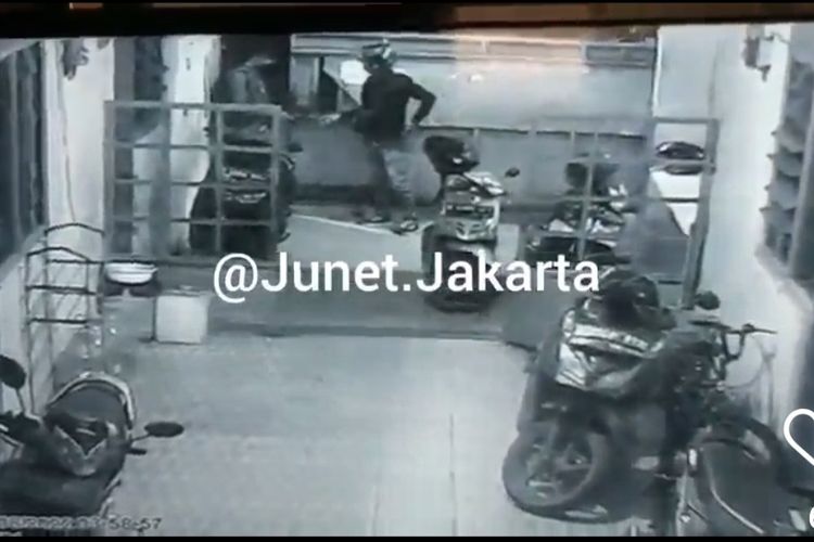 Dua orang pencuri terekam kamera tengah membobol gerbang dan mencuri sepeda motor yang terparkir di sebuah indekos di Palmerah, Jakarta Barat, pada Selasa (30/8/2022).