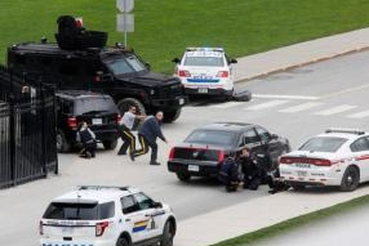 Situasi panik tertangkap kamera saat penembakan terjadi di parlemen Kanada, Rabu (22/10/2014). Akibat penembakan itu seorang tentara Kanada dan tersangka penembakan tewas.