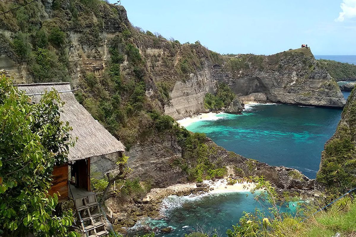 Panorama Pantai  di Nusa Penida, Klungkung, Bali, ?Surga Biru? bagi wisatawan. Pantai itu memiliki daratan yang menjorok ke laut seperti jari kelingking.