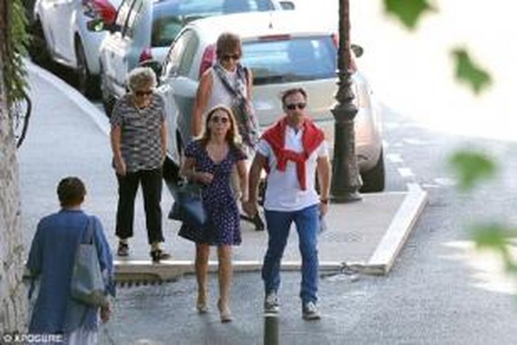 Geri Halliwell dan suami barunya Christian Horner saat berjalan-jalan di Cannes, Perancis