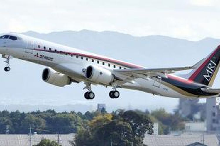 Pesawat jet Mitsubishi Regional Jet (MRJ) buatan pabrikan Jepang, Mitsubishi terbang perdana, Rabu (11/11) di Nagoya, Jepang.