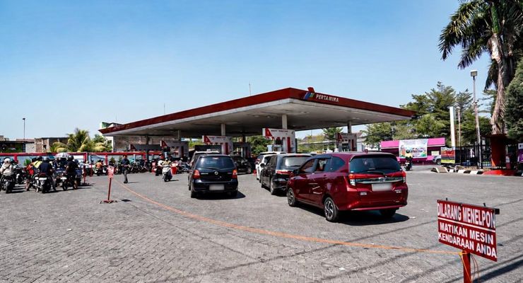 Antrean kendaraan mengular di salah satu SPBU di Kota Makassar, Sulawesi Selatan, saat terjadi keterbatasan pasokan BBM.