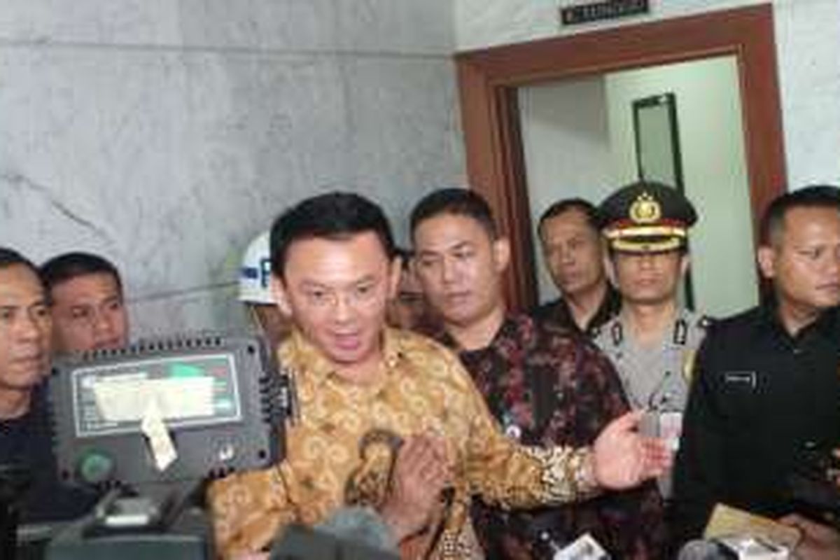 Gubernur DKI Jakarta Basuki Tjahaja Purnama atau Ahok seusai mengajukan gugatan judicial review terhadap Pasal 70 (3) Undang-undang Nomor 10 Tahun 2016 tentang Pilkada di Mahkamah Konstitusi, Senin (22/8/2016).