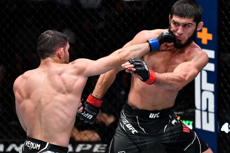 Petarung UFC, Islam Makhachev (kanan), saat berduel dengan Thiago Moises pada UFC Vegas 31 di UFC Apex, Las Vegas, Nevada, Amerika Serikat, Minggu (18/7/2021). 