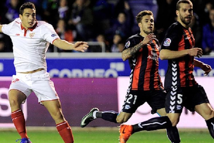 Pemain Sevilla, Wissam Ben Yedder, menyaksikan arah tembakannya ke gawang Alaves pada pertandingan La Liga kontra Alaves di Stadion Vitoria, Senin (6/3/2017). 