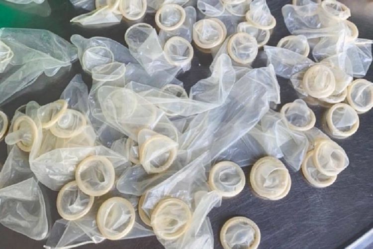 Kondom bekas yang disita oleh polisi Vietnam pada 19 September. Kondom tersebut bakal dicuci dan dijual lagi ke pasaran.