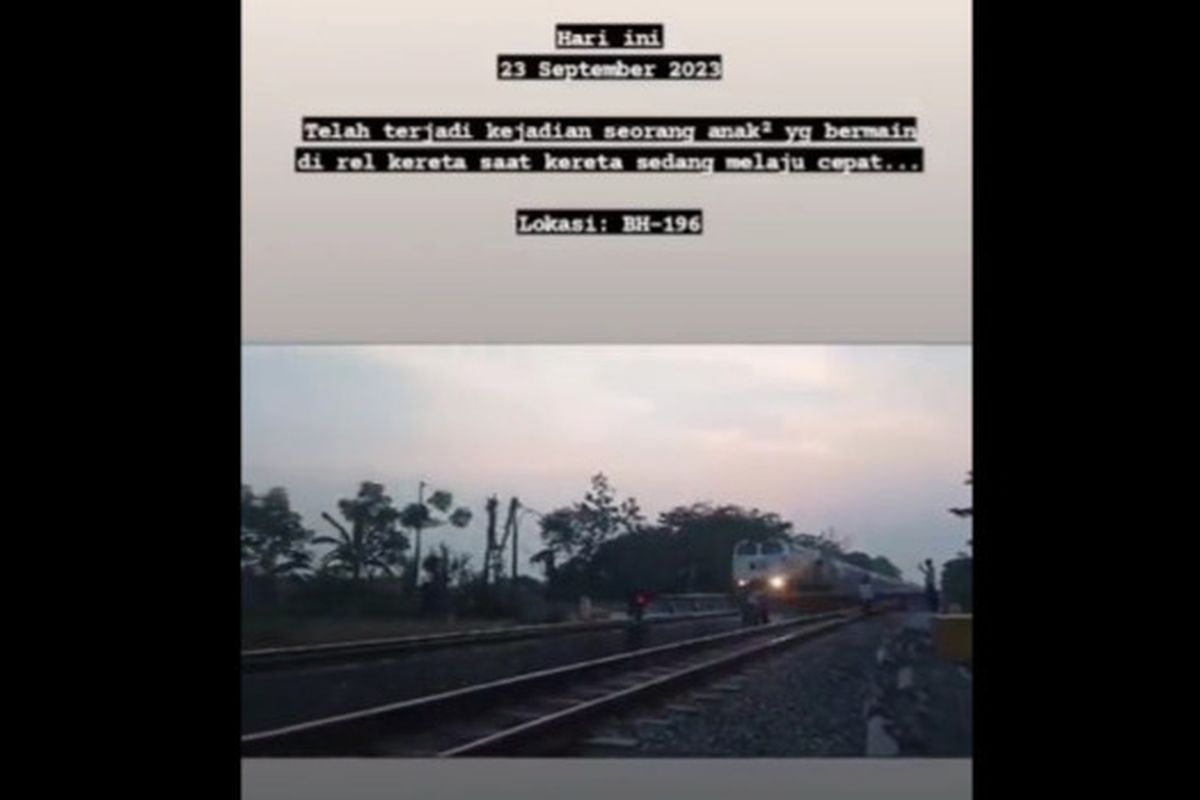 Tangkapan layara Unggahan video memperlihatkan anak-anak sedang bermain di area rel ketika kereta lewat melaju dengan cepat.