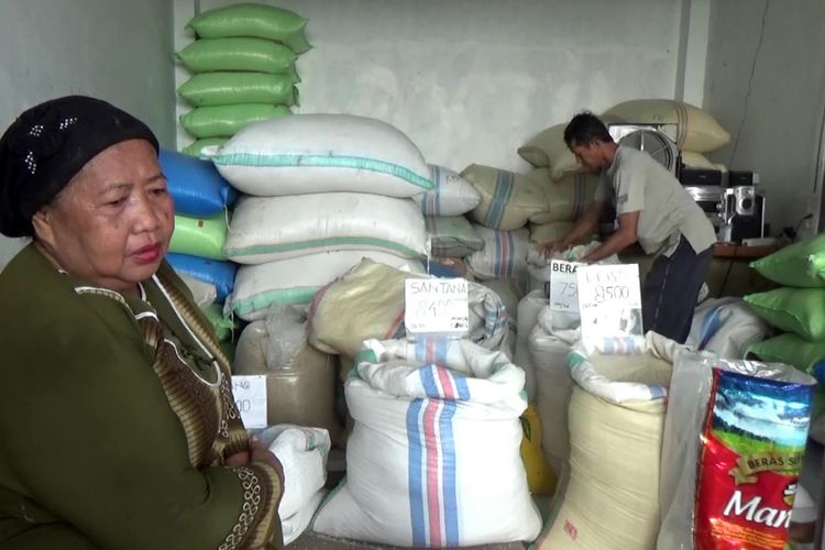 Harga beras medium di Parepare naik jadi Rp 11.000 per kilogram. Padahal, Bulog Sulawesi Selatan mengatakan ketersediaan pasokan beras cukup hingga 3 tahun. 
