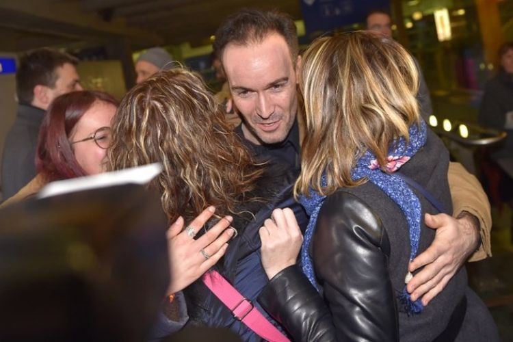 Yoann Barbereau disambut teman dan kerabat saat mendarat di bandara Nantes, Kamis (9/11/2017).